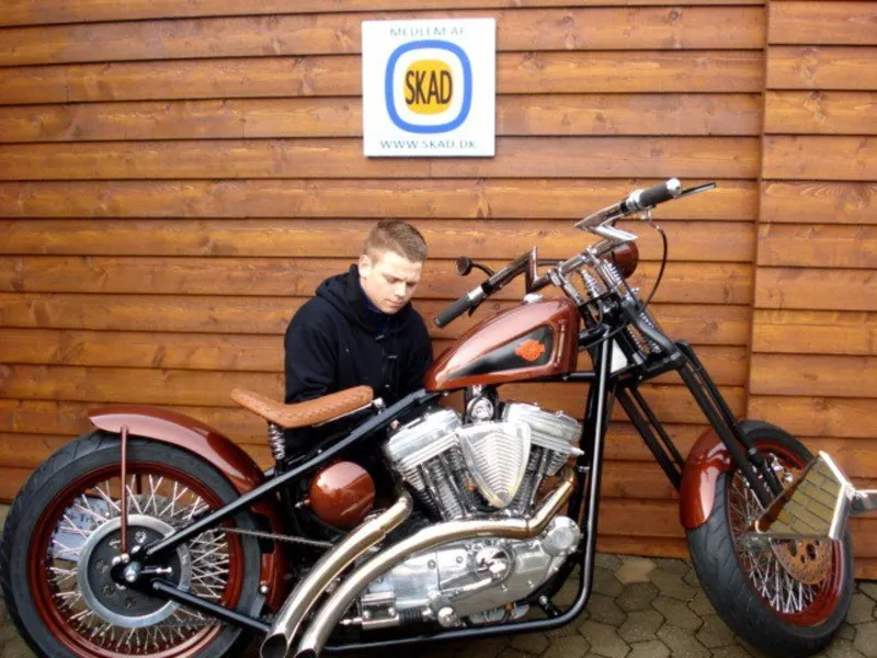 Ricki med hans første HD bygget med Sportster evo motor i stiv ramme.
