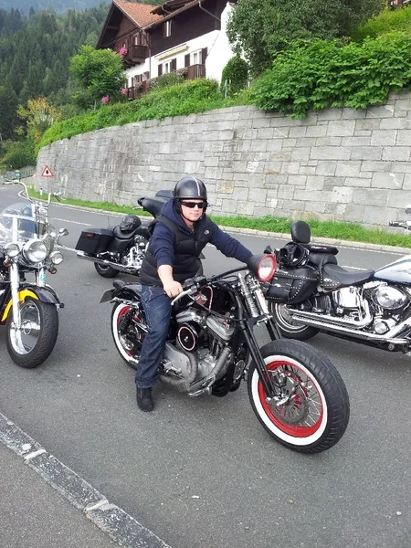 Ricki med hans anden HD 2001 Sportster Sport - bygget i Bobber stil. Cyklen kom i Barnett Harley Davidson Magasinet fra Faak am see 2012