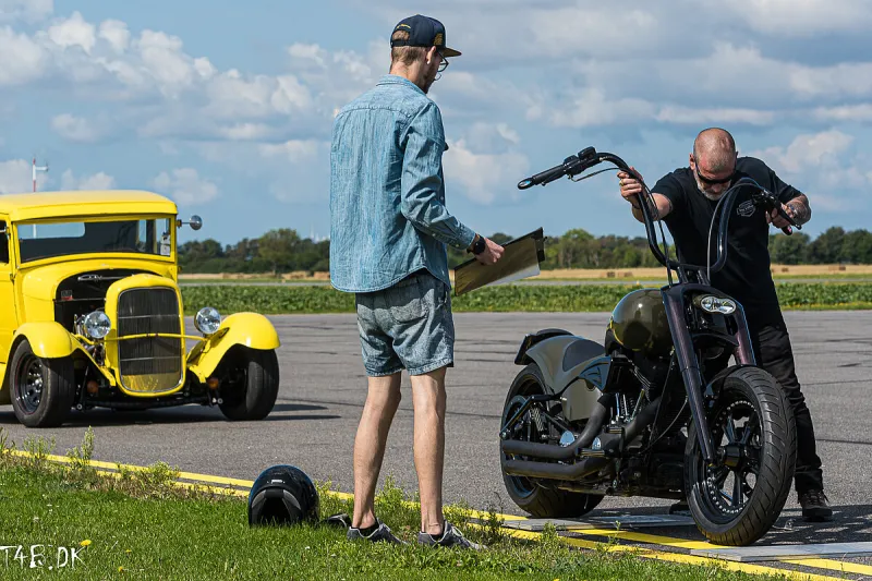Køretest på Holeby Lufthavn 25-08-2021Vi havde to cykler til køretest - den ene havde bl.a. fået et meget bredt baghjul og den anden havde fået monteret en sidevogn.Derfor skulle disse cykler have testet deres køreegenskaber, stabilitet ved tophastighed, bremser med mere. Det hele munder ud i en rapport, der bliver grundlaget for syn og godkendelse. Det er Autoconsult A/S der står for gennemførelse af test og målinger samt efterfølgende udsteder den nødvendige rapport.Begge cykler gennemførte testene i fin stil.