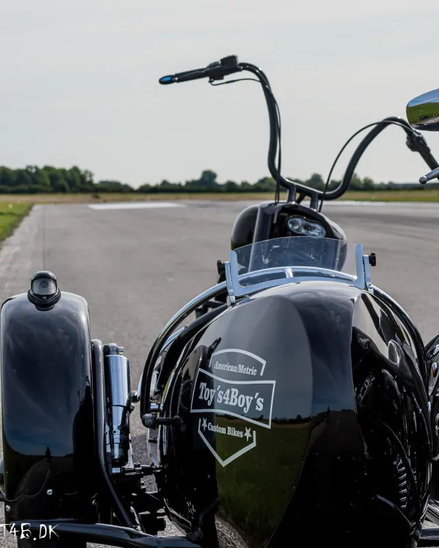 Køretest på Holeby Lufthavn 25-08-2021Vi havde to cykler til køretest - den ene havde bl.a. fået et meget bredt baghjul og den anden havde fået monteret en sidevogn.Derfor skulle disse cykler have testet deres køreegenskaber, stabilitet ved tophastighed, bremser med mere. Det hele munder ud i en rapport, der bliver grundlaget for syn og godkendelse. Det er Autoconsult A/S der står for gennemførelse af test og målinger samt efterfølgende udsteder den nødvendige rapport.Begge cykler gennemførte testene i fin stil.